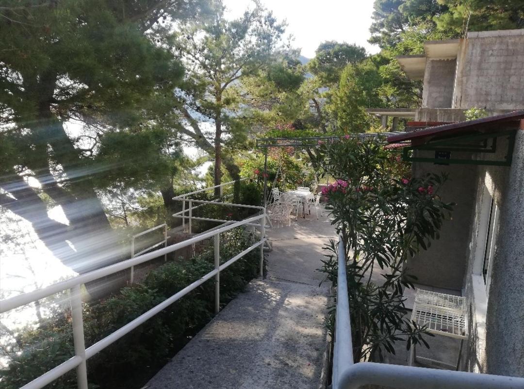 Apartmani Mares - 20 M From The Beach Брела Екстериор снимка