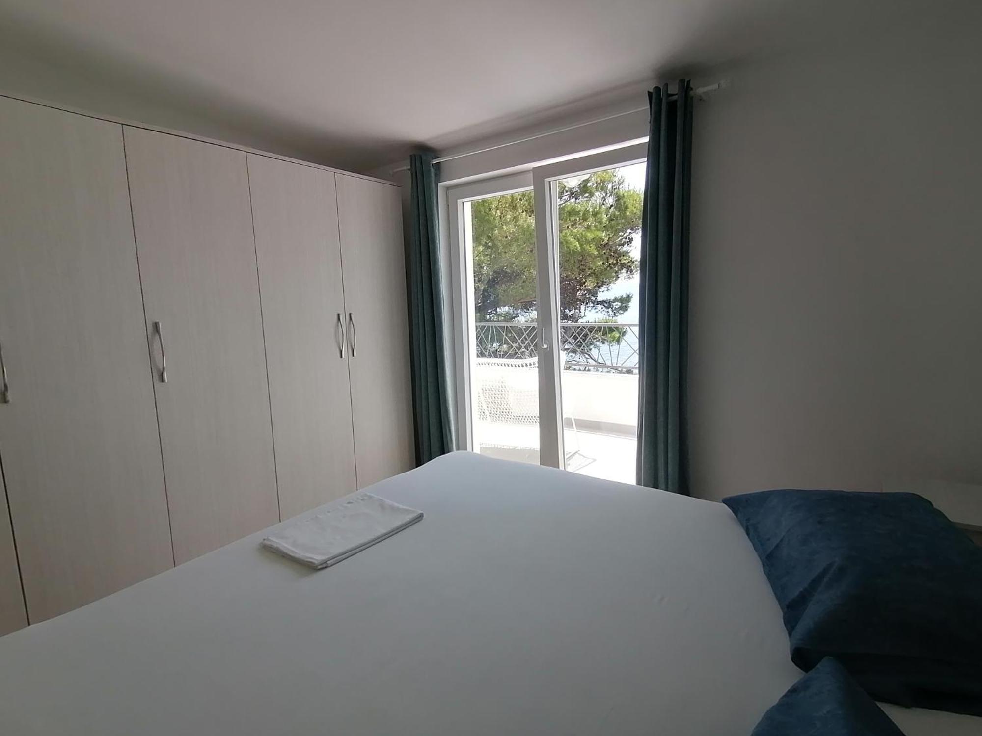 Apartmani Mares - 20 M From The Beach Брела Екстериор снимка