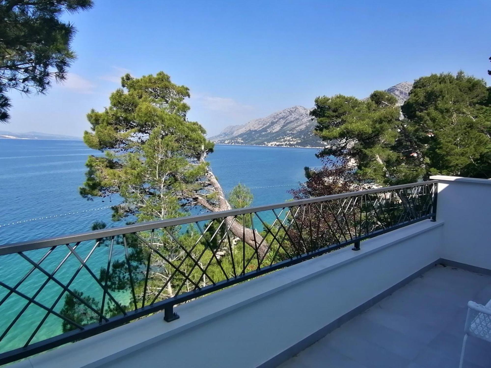 Apartmani Mares - 20 M From The Beach Брела Екстериор снимка
